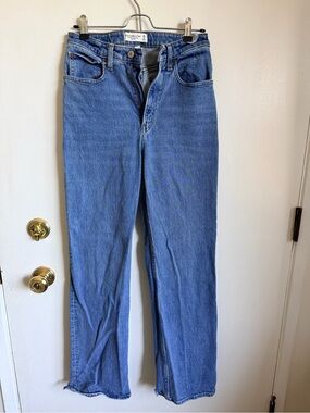 Abercrombie & Fitch Light Blue 90’s Relaxed High Rise Jeans Size 26/2